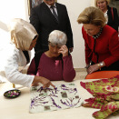 Dronningen og Presidentfruen fikk se eksempler på håndverk som lages ved Saray (Foto: Lise Åserud, NTB scanpix)